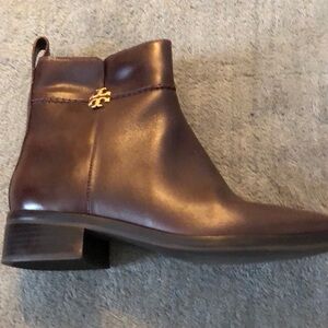 Tory Burch everly flat boot